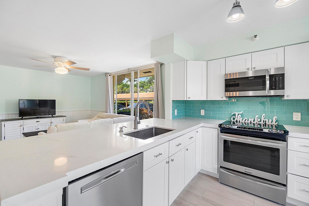 Недавно продано: $440,000 (3 спален, 2 ванн, 1348 Квадратных фут)