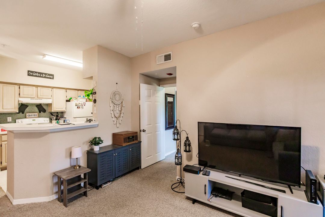 For Sale: $230,000 (1 beds, 1 baths, 557 Square Feet)