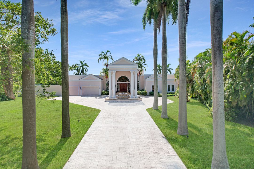 For Sale: $5,500,000 (6 beds, 7 baths, 10000 Square Feet)