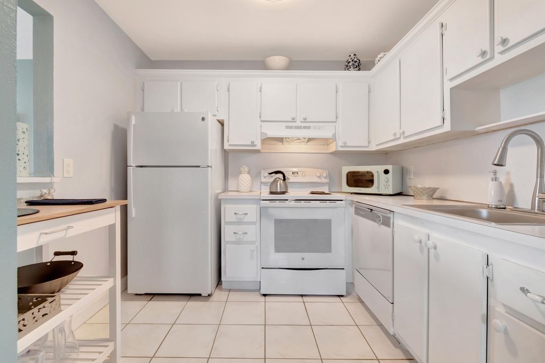 For Sale: $139,000 (1 beds, 1 baths, 726 Square Feet)
