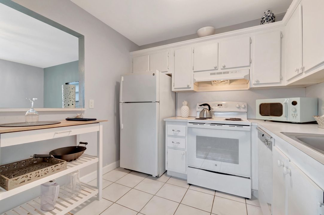 For Sale: $139,000 (1 beds, 1 baths, 726 Square Feet)