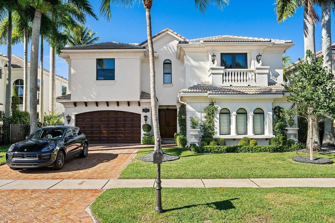 Recently Sold: $5,100,000 (6 beds, 4 baths, 6260 Square Feet)