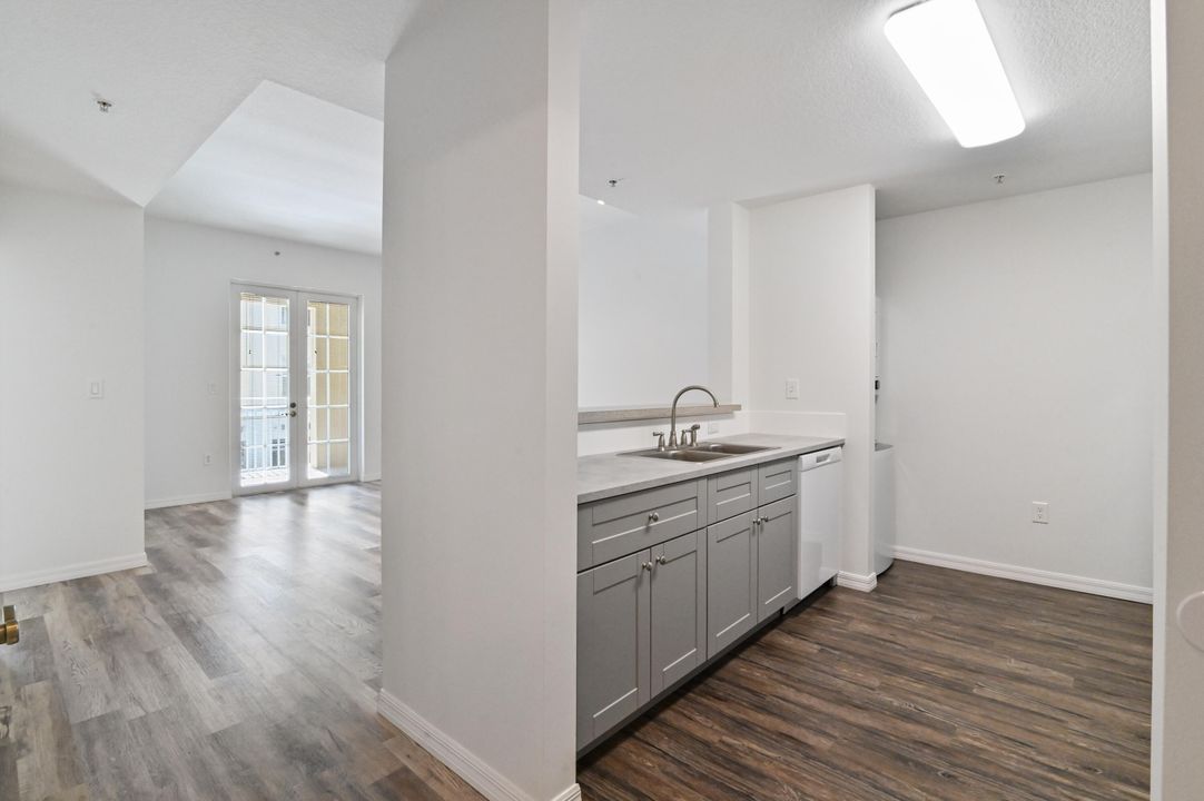 For Sale: $283,000 (1 beds, 1 baths, 719 Square Feet)