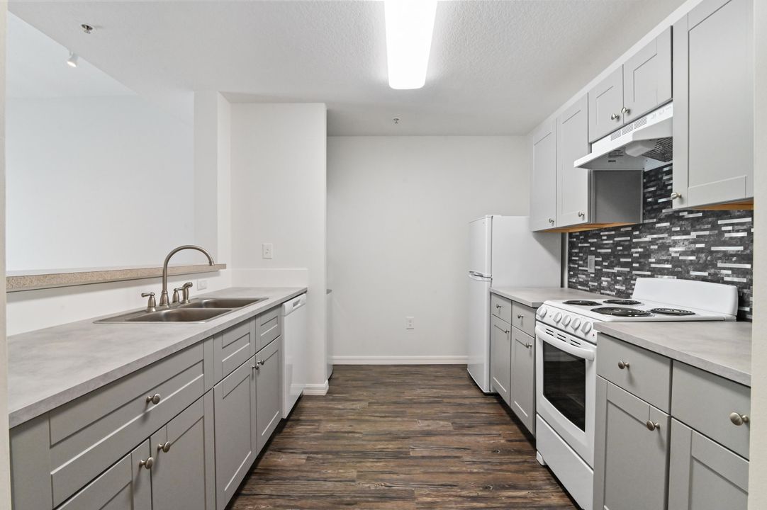 For Sale: $283,000 (1 beds, 1 baths, 719 Square Feet)