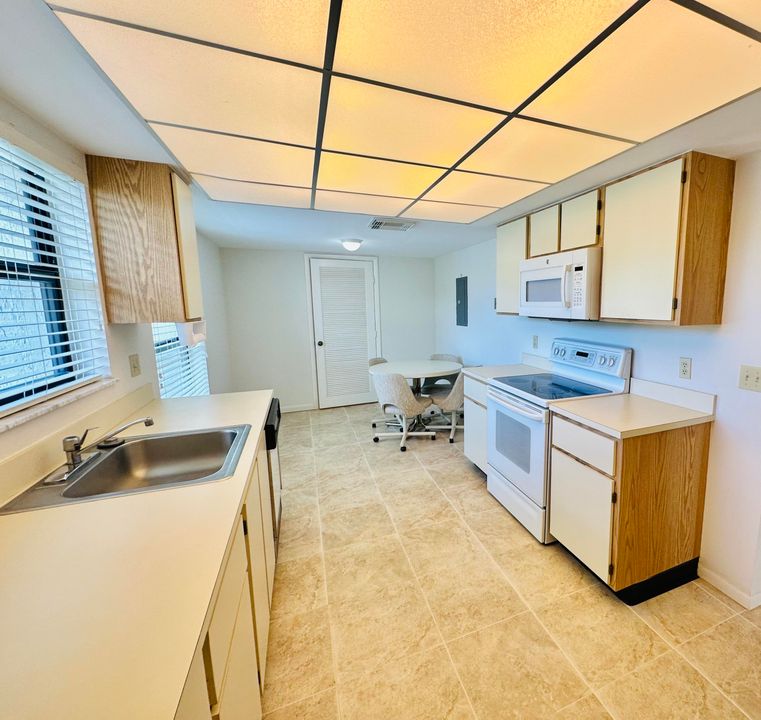 For Sale: $348,000 (2 beds, 2 baths, 1244 Square Feet)