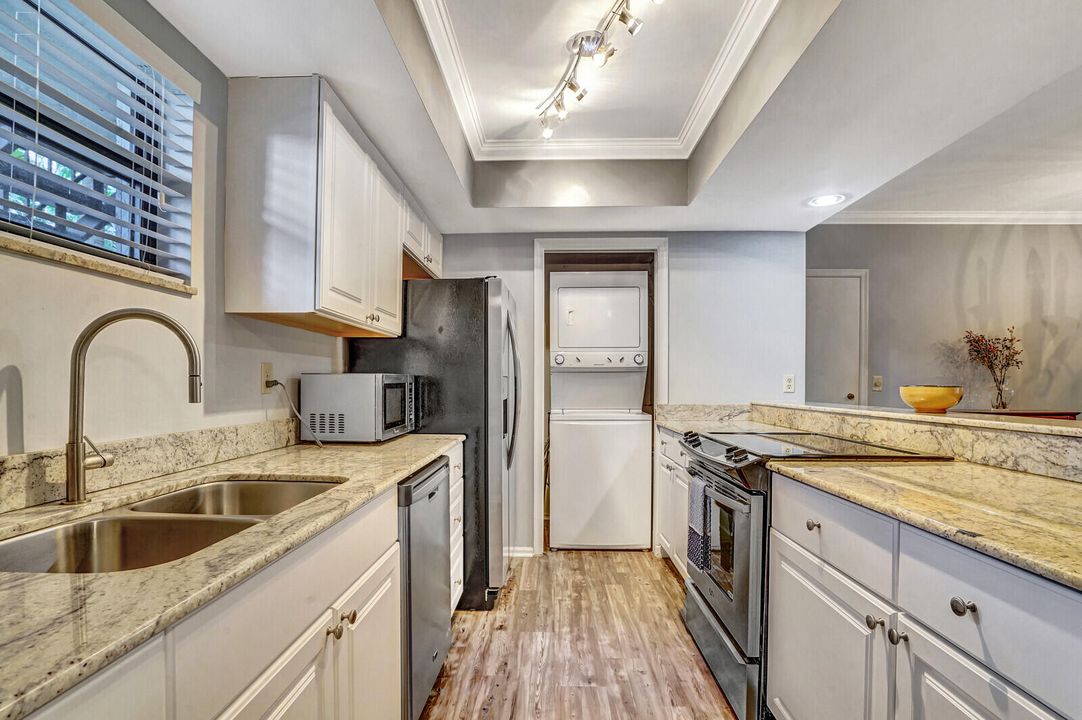 Active With Contract: $5,500 (1 beds, 1 baths, 900 Square Feet)