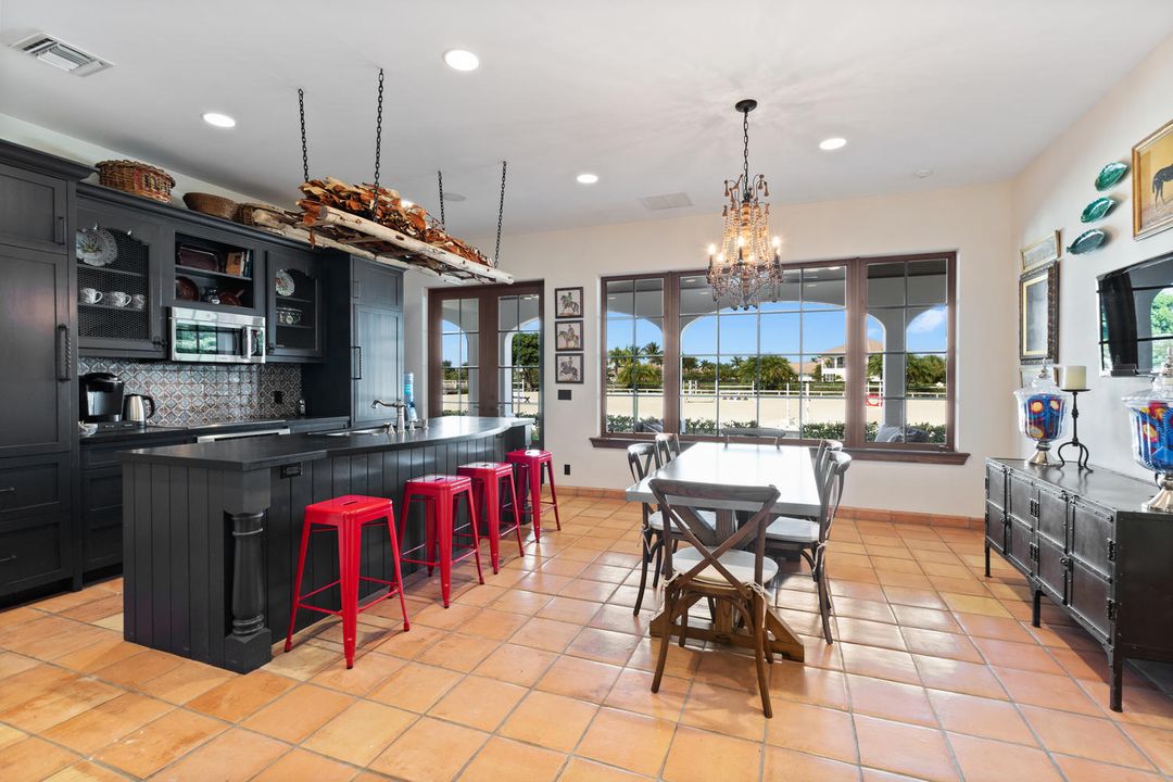 Active With Contract: $700,000 (2 beds, 4 baths, 21000 Square Feet)