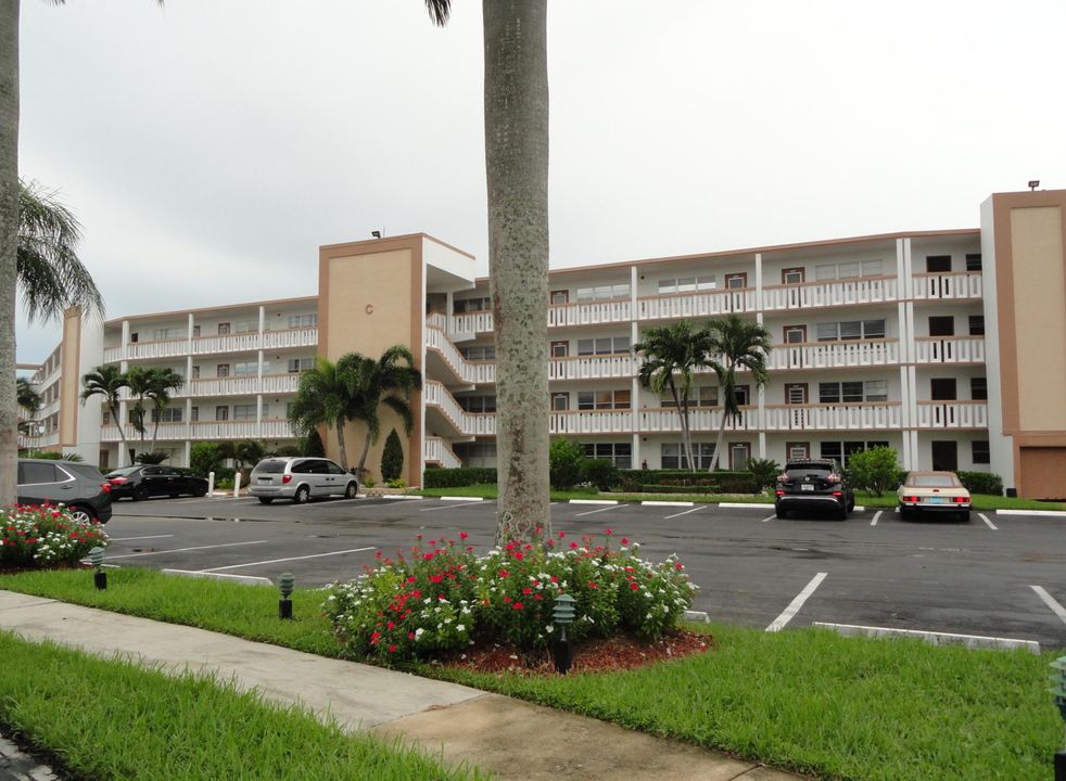 Active With Contract: $129,000 (1 beds, 1 baths, 738 Square Feet)