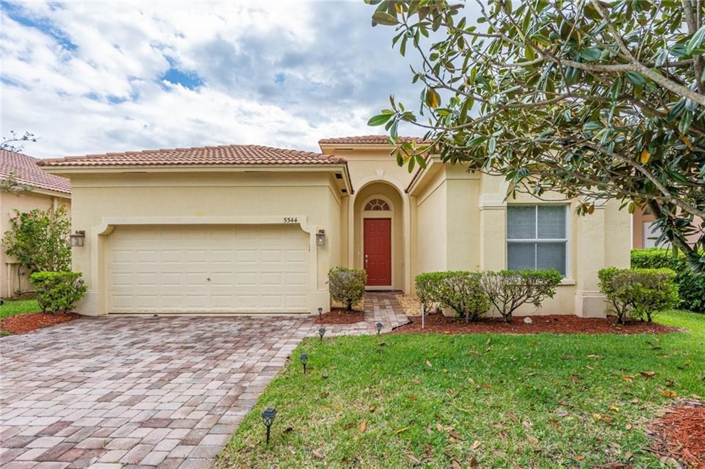 Active With Contract: $2,400 (3 beds, 2 baths, 1513 Square Feet)