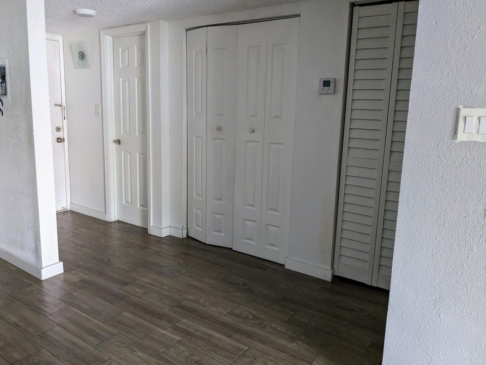 Active With Contract: $1,500 (1 beds, 1 baths, 812 Square Feet)