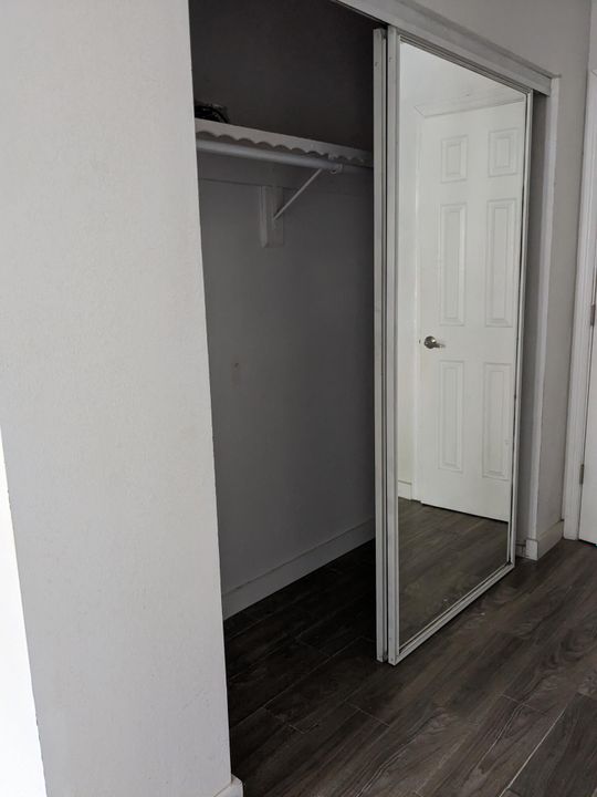 Active With Contract: $1,500 (1 beds, 1 baths, 812 Square Feet)