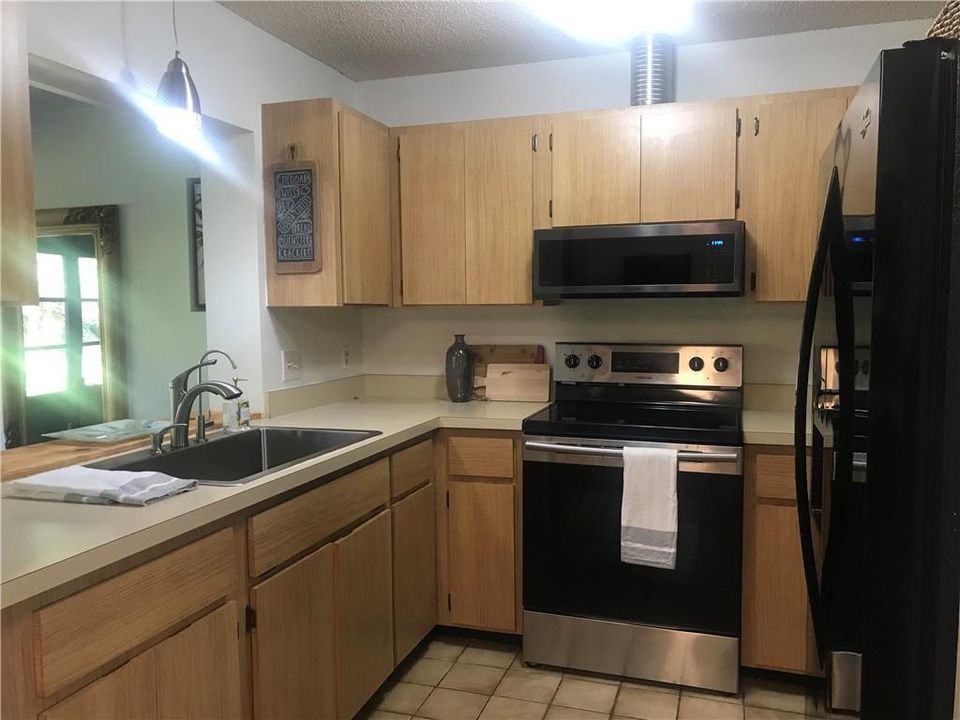 For Rent: $2,400 (2 beds, 2 baths, 1160 Square Feet)