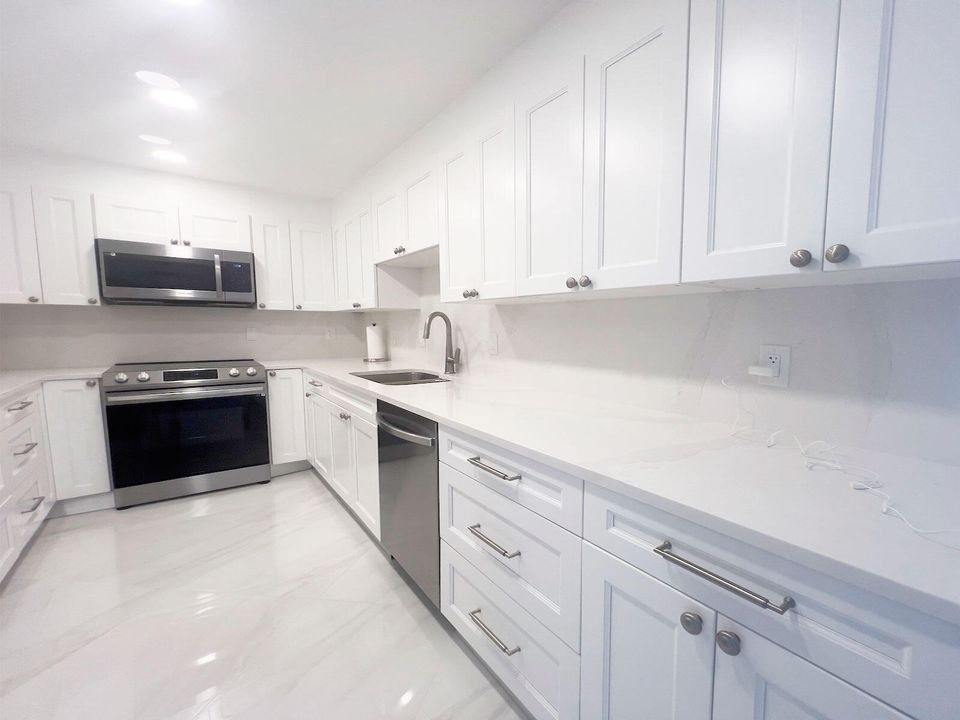 Active With Contract: $11,500 (2 beds, 2 baths, 1402 Square Feet)