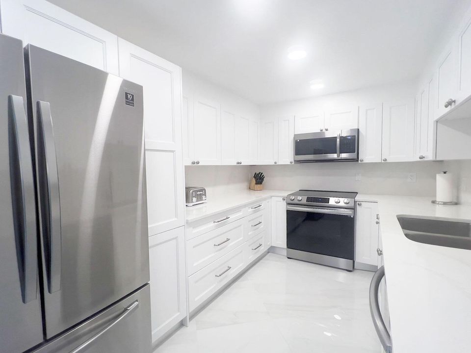 Active With Contract: $11,500 (2 beds, 2 baths, 1402 Square Feet)