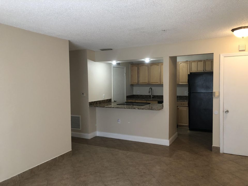 Active With Contract: $1,950 (2 beds, 1 baths, 925 Square Feet)