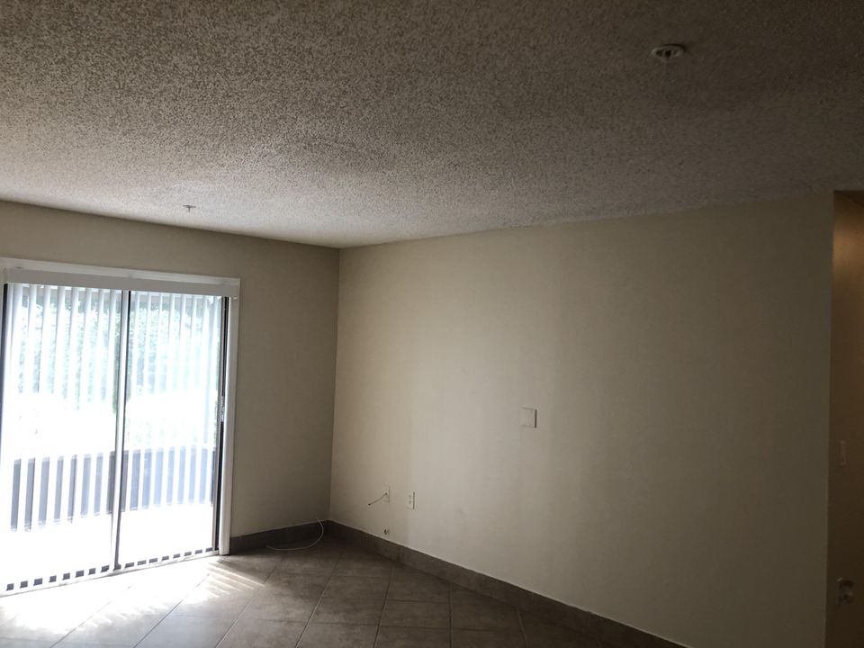 Active With Contract: $1,950 (2 beds, 1 baths, 925 Square Feet)