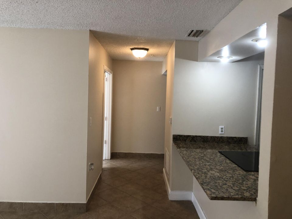 Active With Contract: $1,950 (2 beds, 1 baths, 925 Square Feet)