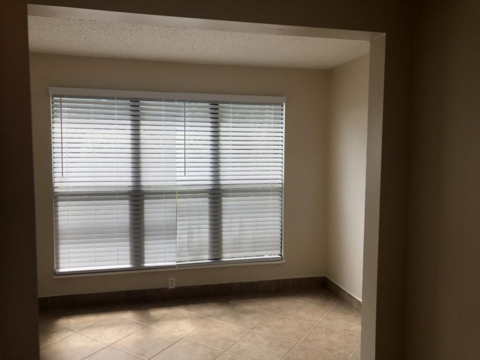 Active With Contract: $1,950 (2 beds, 1 baths, 925 Square Feet)