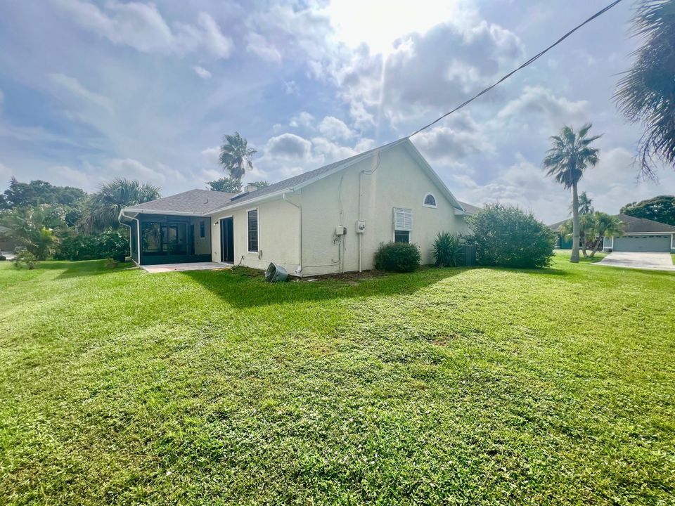 Active With Contract: $339,900 (3 beds, 2 baths, 1812 Square Feet)