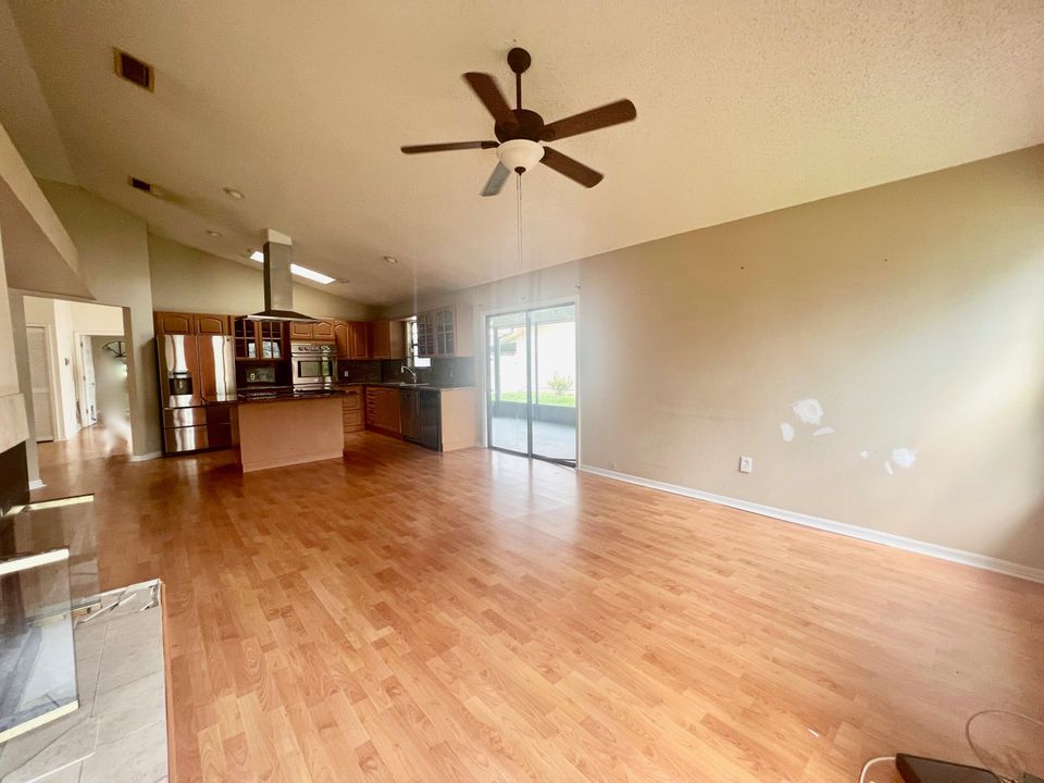 Active With Contract: $339,900 (3 beds, 2 baths, 1812 Square Feet)