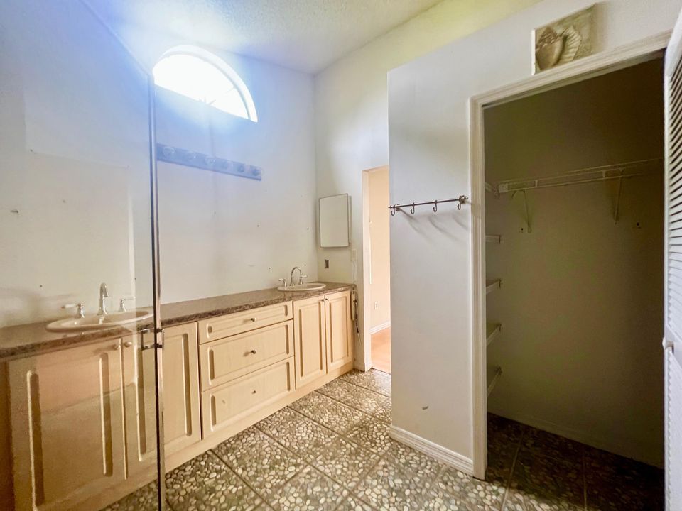 Activo con contrato: $339,900 (3 camas, 2 baños, 1812 Pies cuadrados)