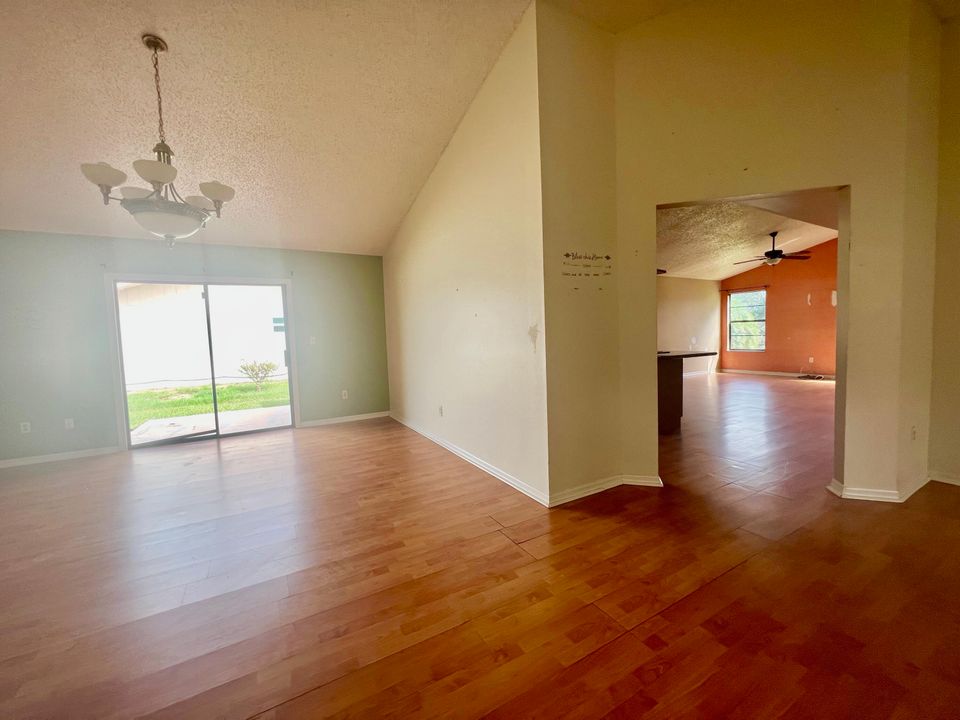 Activo con contrato: $339,900 (3 camas, 2 baños, 1812 Pies cuadrados)