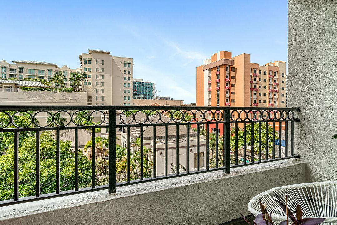 Active With Contract: $2,550 (1 beds, 1 baths, 740 Square Feet)