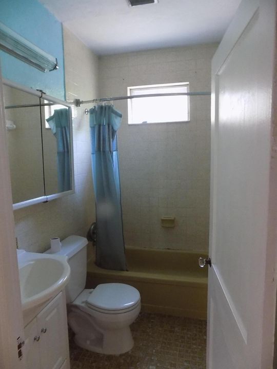 Active With Contract: $1,650 (2 beds, 1 baths, 1350 Square Feet)