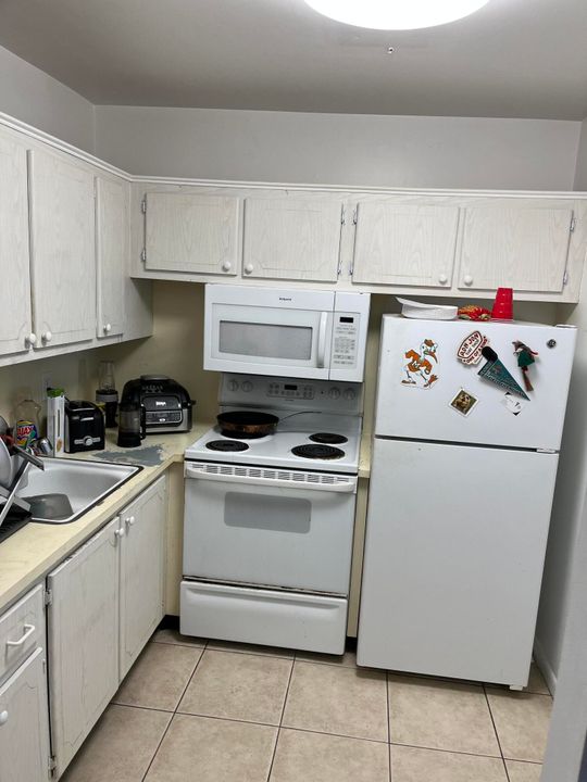 For Sale: $99,999 (1 beds, 1 baths, 646 Square Feet)