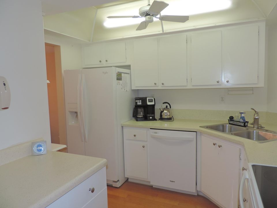 For Sale: $199,900 (2 beds, 2 baths, 891 Square Feet)