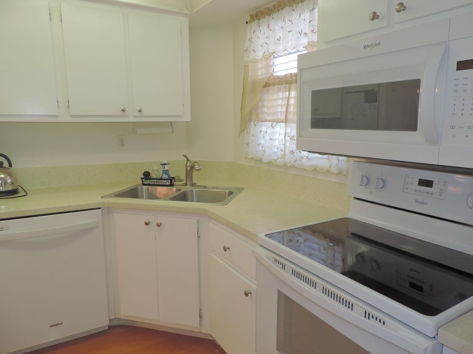 For Sale: $199,900 (2 beds, 2 baths, 891 Square Feet)