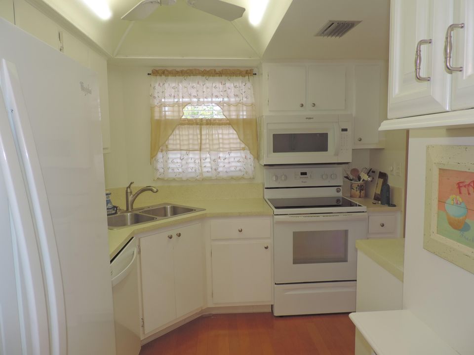 For Sale: $199,900 (2 beds, 2 baths, 891 Square Feet)