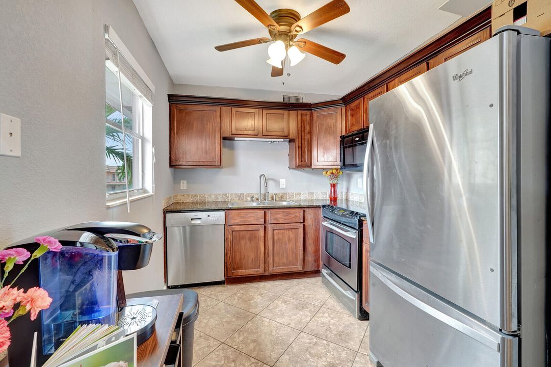 For Sale: $107,000 (2 beds, 2 baths, 880 Square Feet)
