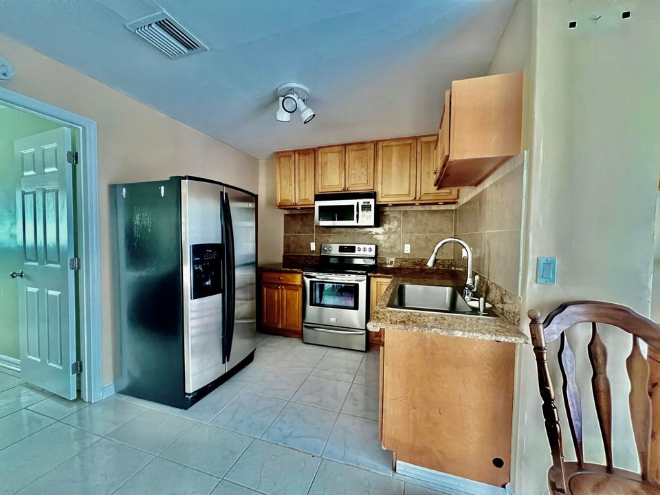 For Rent: $2,250 (2 beds, 1 baths, 841 Square Feet)