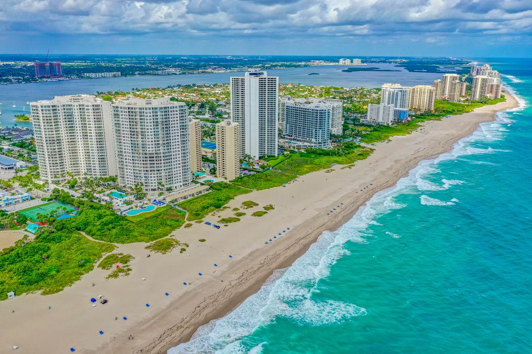 Active With Contract: $4,500,000 (3 beds, 3 baths, 3605 Square Feet)