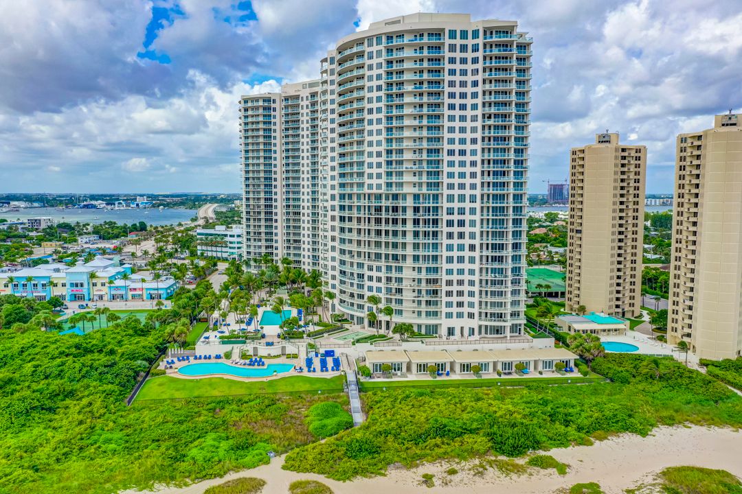 Active With Contract: $4,500,000 (3 beds, 3 baths, 3605 Square Feet)