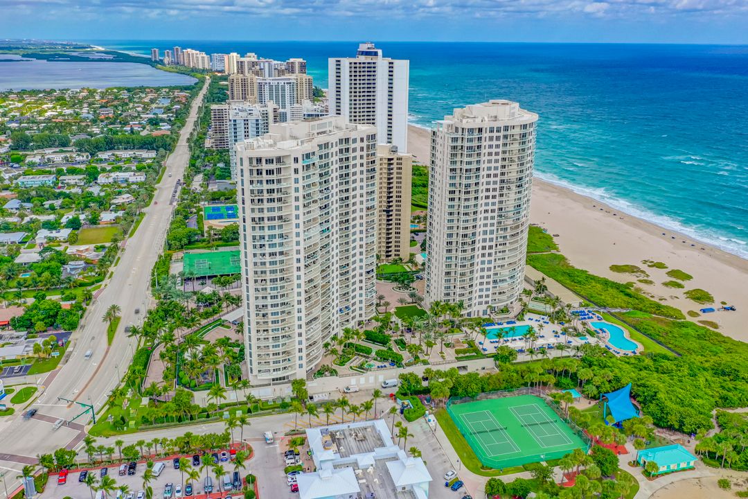 Active With Contract: $4,500,000 (3 beds, 3 baths, 3605 Square Feet)