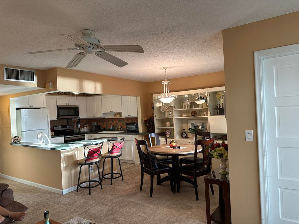 Active With Contract: $135,000 (1 beds, 1 baths, 740 Square Feet)