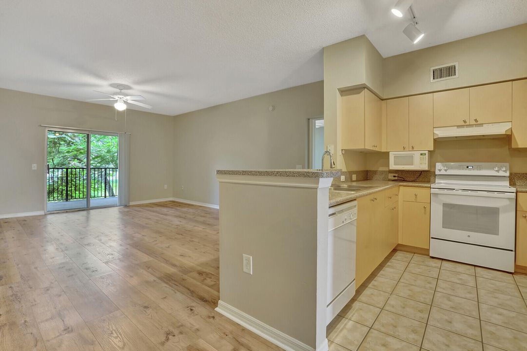 Active With Contract: $2,300 (2 beds, 2 baths, 1152 Square Feet)