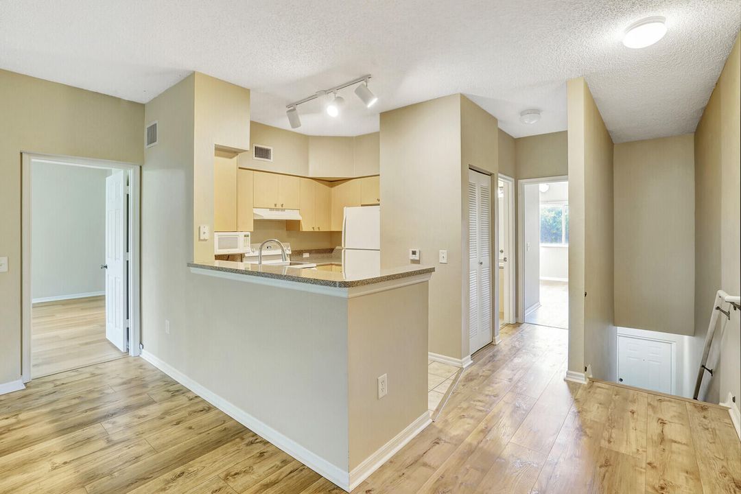 Active With Contract: $2,300 (2 beds, 2 baths, 1152 Square Feet)
