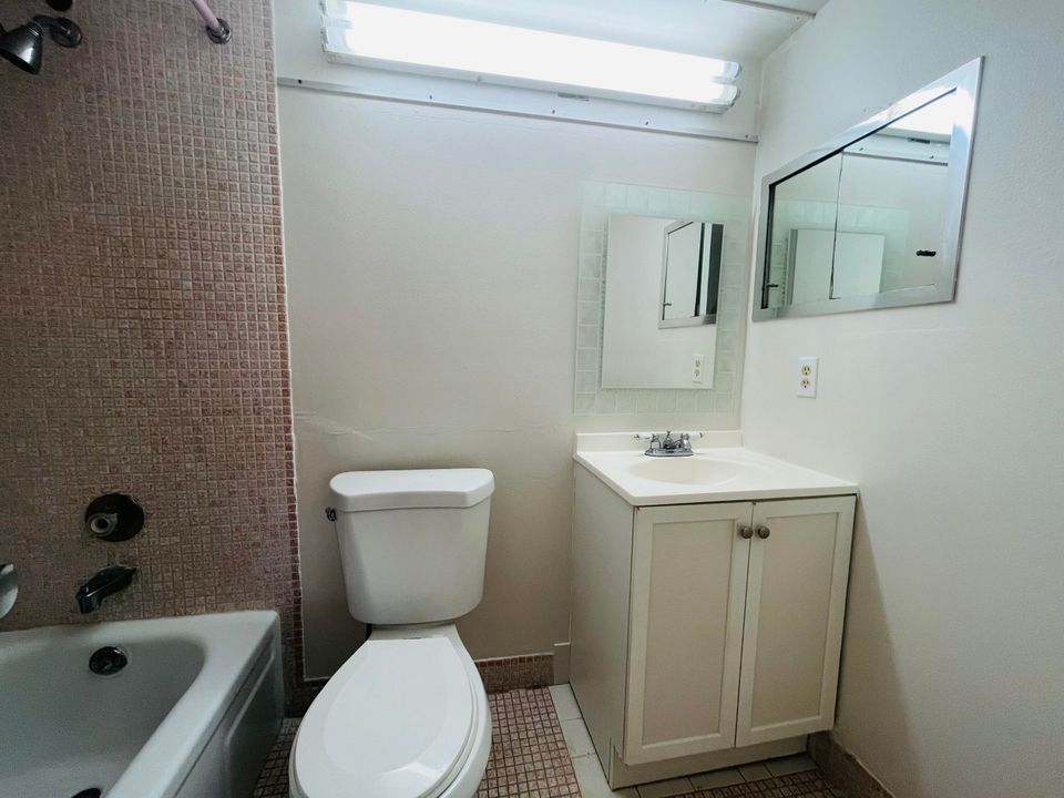 For Sale: $105,000 (1 beds, 1 baths, 684 Square Feet)