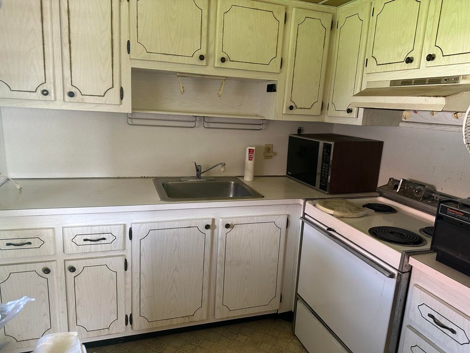 For Sale: $99,000 (2 beds, 2 baths, 880 Square Feet)