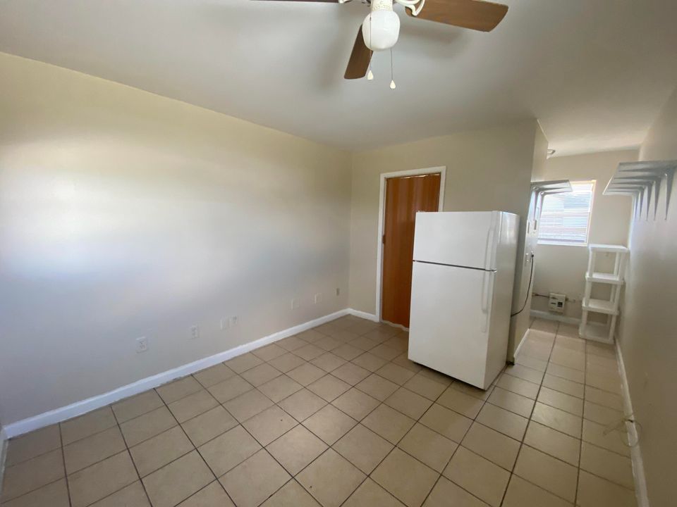 Active With Contract: $950 (0 beds, 1 baths, 350 Square Feet)