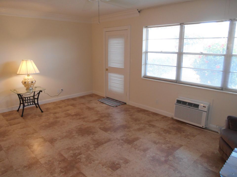 For Sale: $109,900 (1 beds, 1 baths, 765 Square Feet)