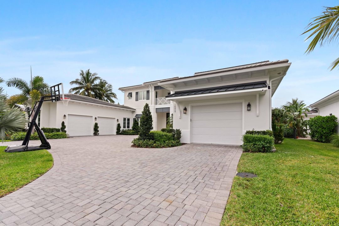 Active With Contract: $6,750,000 (5 beds, 5 baths, 6028 Square Feet)
