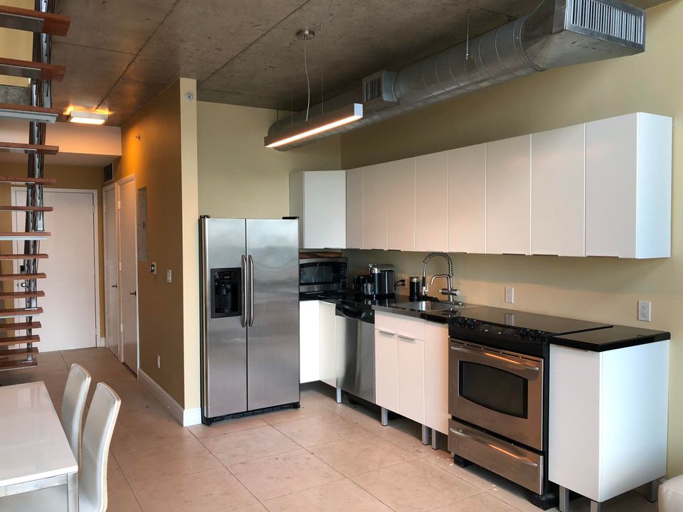 For Sale: $474,900 (1 beds, 1 baths, 868 Square Feet)