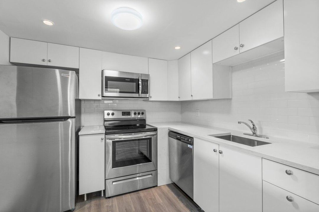 Active With Contract: $114,900 (1 beds, 1 baths, 720 Square Feet)