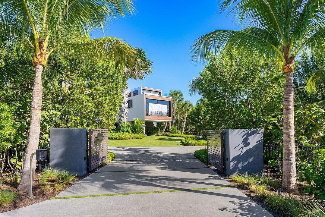 Recently Sold: $15,995,000 (5 beds, 7 baths, 9717 Square Feet)