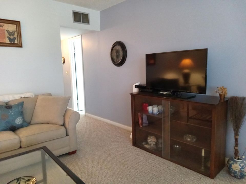 For Sale: $99,800 (2 beds, 1 baths, 819 Square Feet)