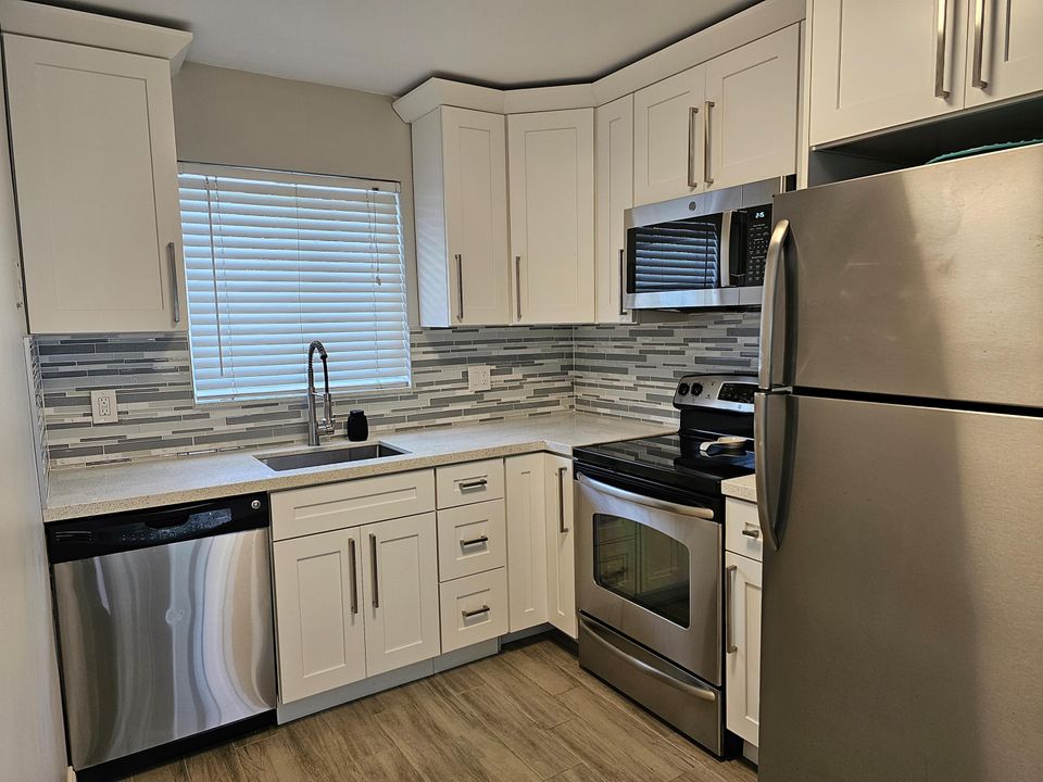 Active With Contract: $4,300 (2 beds, 2 baths, 886 Square Feet)